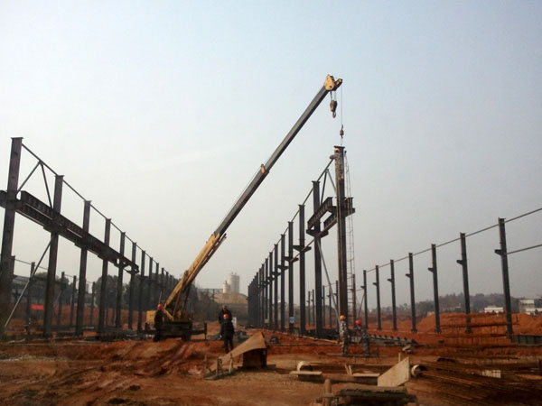 湘乡工业园雪豹工地钢构吊装现场