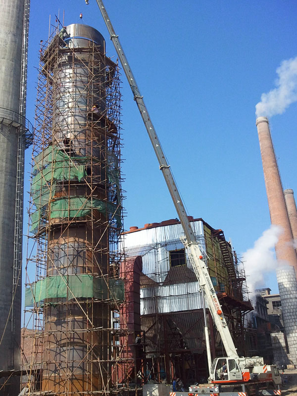 湘潭碱业公司40米脱硫塔吊装现场